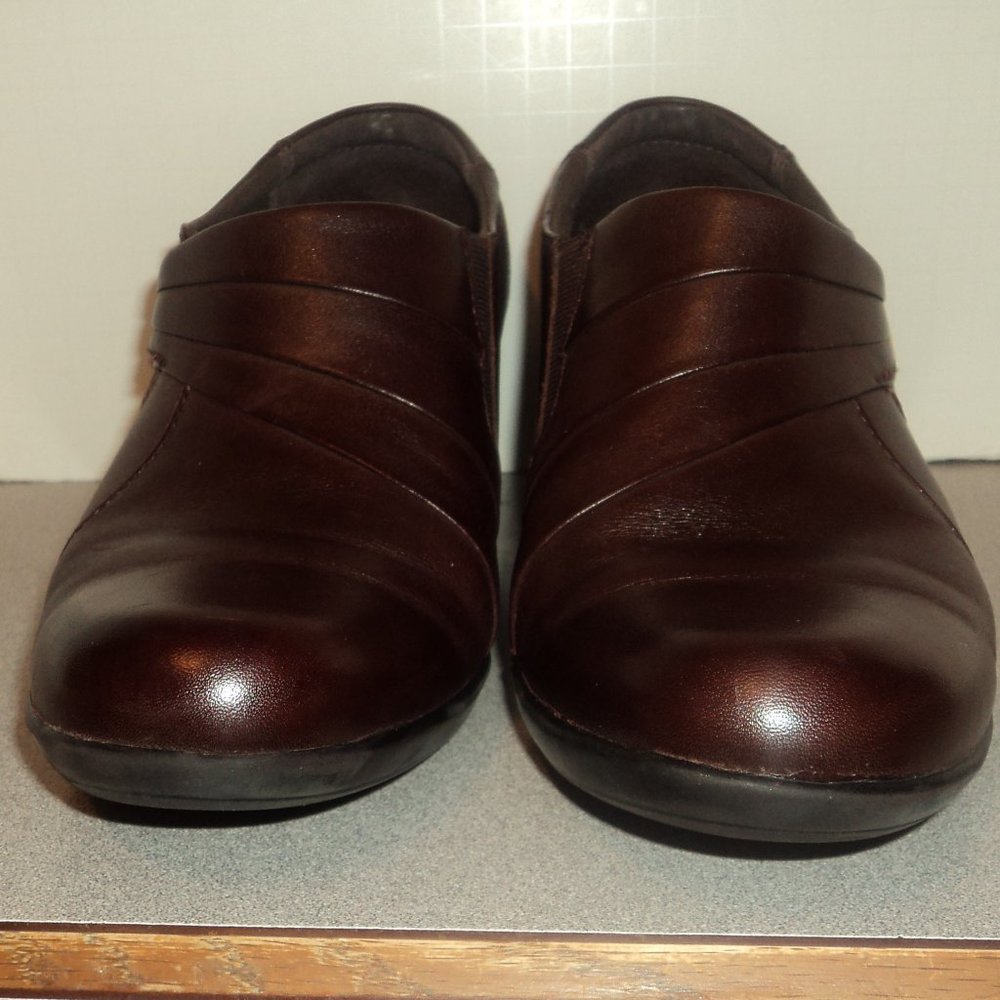 Clark's Womens Size 10M Brown Leather Shoes Slip On